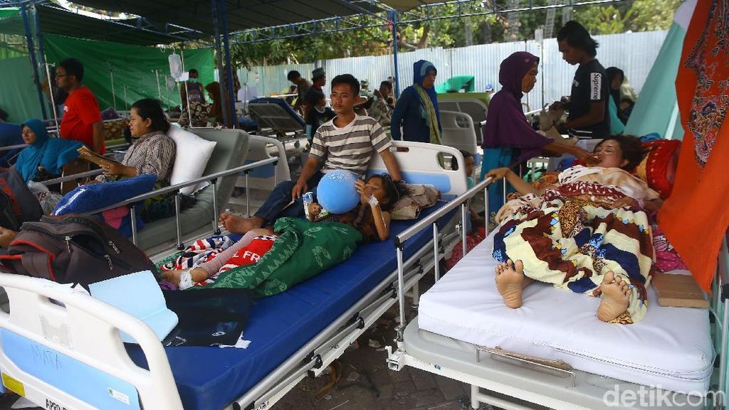 Pasien RSUD Tanjung Lombok Utara Dirawat di Tenda Darurat