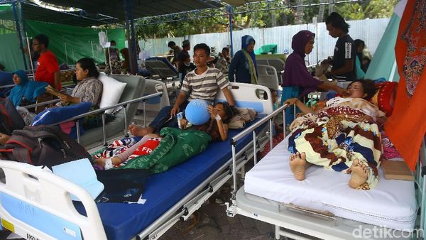 Pasien RSUD Tanjung Lombok Utara Dirawat di Tenda Darurat