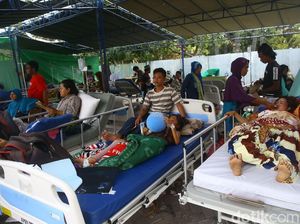 Pasien RSUD Tanjung Lombok Utara Dirawat di Tenda Darurat