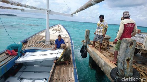 Perjuangan Bawa Panel Surya Menerjang Ombak Demi Terangi Karimunjawa
