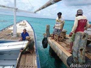 Perjuangan Bawa Panel Surya Menerjang Ombak Demi Terangi Karimunjawa