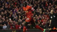 Jelang penutupan bursa musim panas tahun 2013, transfer Mamadou Sakho dari Paris Saint-Germain ke Liverpool terwujud dengan nilai 18 juta pound sterling. Sakho juga terlibat dalam transfer injury time lain saat dilego Liverpool ke Crystal Palace (26 juta pound sterling) pada 1 September 2017. (Foto: Clive Brunskill/Getty Images)