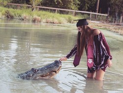 Merayakan Kelulusan, Wanita Ini Foto Bareng Buaya