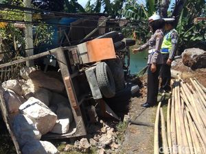 Lagi Tidur di Rumah, Sekeluarga di Maros Nyaris Ketimpa Truk