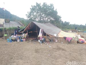 Miris! Warga Lombok Tidur Beralaskan Tikar dan Beratapkan Langit