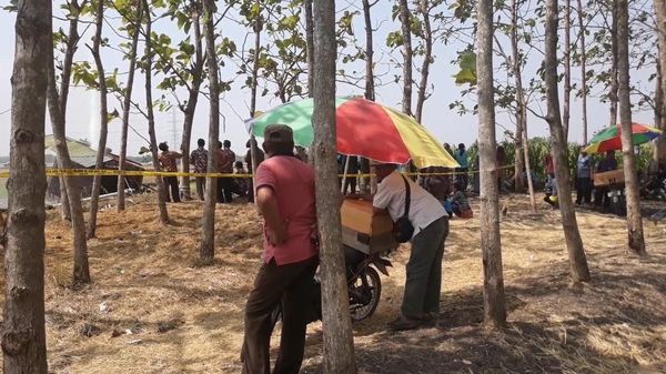 Antusiasnya Warga Tonton Semburan Air Pasir Puluhan Meter