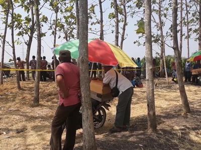 Antusiasnya Warga Tonton Semburan Air Pasir Puluhan Meter