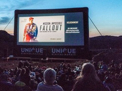 Gokil! Nobar Mission: Impossible Fallout di Atas Tebing