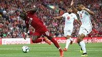Tampil menekan sejak awal pertandingan, Liverpool mendapatkan hadiah penalti di menit ke-18. Penalti itu diberikan wasit setelah Sadio Mane dilanggar Gleison Bremer. Foto: Jan Kruger/Getty Images