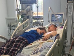 Mengiris Hati, Kisah Remaja Peluk Teman Spesial Sebelum Life Support Dimatikan