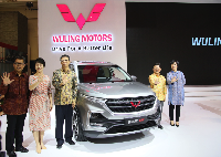 (Kiri-kanan) Arif Pramadhana, Arabella Wu, Su Hong Bin, David Chen, dan Cindy Cai di GIIAS 2018 / Foto: Wuling