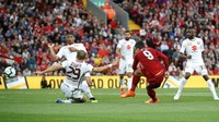 Liverpool akhirnya unggul pada menit ke-21. Tembakan Roberto Firmino bersarang di gawang Torino yang dikawal oleh Salvatore Sirigu. Foto: Carl Recine/Action Images via Reuters