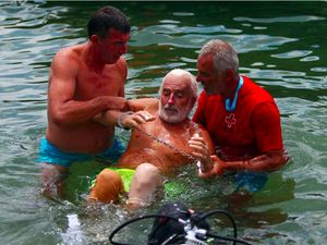 Pecahkan Rekor, Kakek Ini Berenang 3,5 Km dengan Tangan dan Kaki Terikat