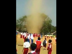 Bukannya Takut, Anak-anak Ini Justru Serbu Tornado