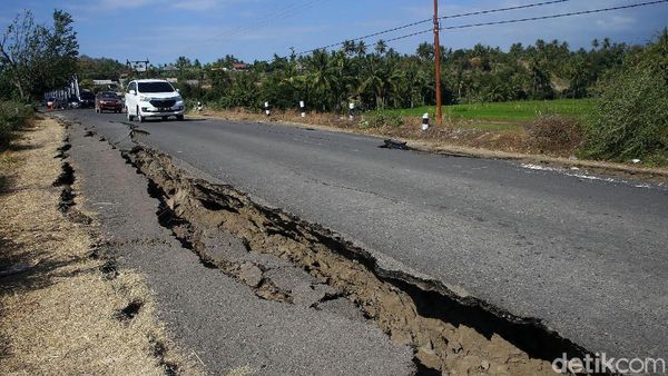Potret Jalan Terbelah di Lombok Utara