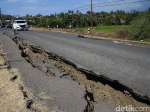 Potret Jalan Terbelah di Lombok Utara