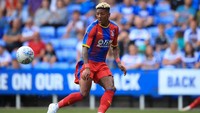 Patrick van Aanholt tampil oke saat Crystal Palace mengalahkan Burnley 2-0. Bek kiri itu tak mencetak gol, tapi cukup aktif menyerang dengan melepas lima tembakan dan empat umpan kunci. (Foto: Marc Atkins/Getty Images)