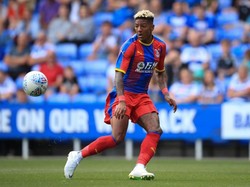 Patrick van Aanholt tampil oke saat Crystal Palace mengalahkan Burnley 2-0. Bek kiri itu tak mencetak gol, tapi cukup aktif menyerang dengan melepas lima tembakan dan empat umpan kunci. (Foto: Marc Atkins/Getty Images)