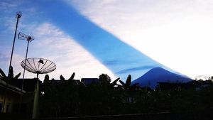 Penampakan Cahaya Matahari Seakan Terbelah di Gunung Sindoro