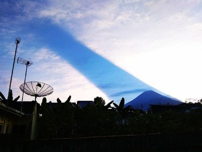 Penampakan Cahaya Matahari Seakan Terbelah di Gunung Sindoro