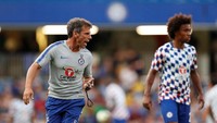 Gianfranco Zola mengawasi sesi pemanasan sebelum pertandingan. Sementara Willian masih ikut dalam sesi pramusim di tengah spekulasi soal masa depannya. (John Sibley/Reuters)