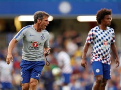 Gianfranco Zola mengawasi sesi pemanasan sebelum pertandingan. Sementara Willian masih ikut dalam sesi pramusim di tengah spekulasi soal masa depannya. (John Sibley/Reuters)