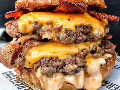 Mantap! 10 Cheeseburger dengan Lelehan Keju Mulur Ini Bikin Ngiler