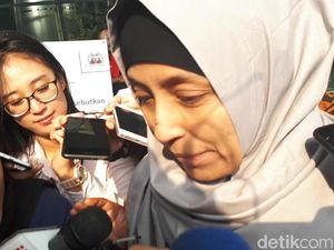 Adik Inneke Koesherawati Bungkam Usai Diperiksa KPK Adik Inneke Koesherawati Bungkam Usai Diperiksa KPK