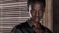 Pesona Anok Yai, Model Kulit Hitam Legam yang Jadi Wajah Estee Lauder