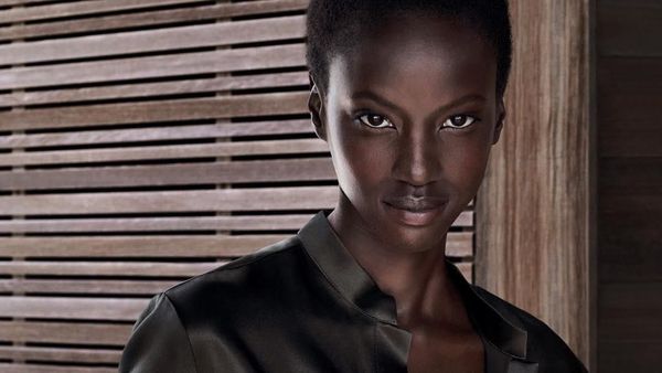 Pesona Anok Yai, Model Kulit Hitam Legam yang Jadi Wajah Estee Lauder