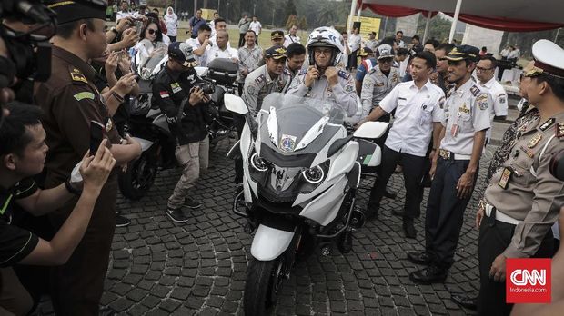 Anies dikelilingi jajaran Dishub DKI saat mencoba motor besar.