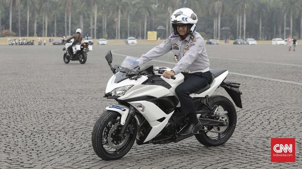 Gubernur DKI Jakarta Anies Baswedan menjajal Kawasaki Ninja milik Dishub DKI.
