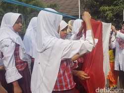 Jelang 17-an, Anak SD di Serang Bersihkan Bendera Merah Putih