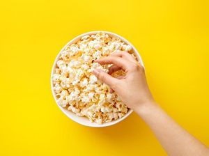 Apa Iya Ngemil Popcorn Bisa Bantu Turunkan Berat Badan?