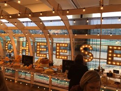 Wouw! Cheese Board Terbesar di Dunia Ini Berisi 2,2 Ton Keju