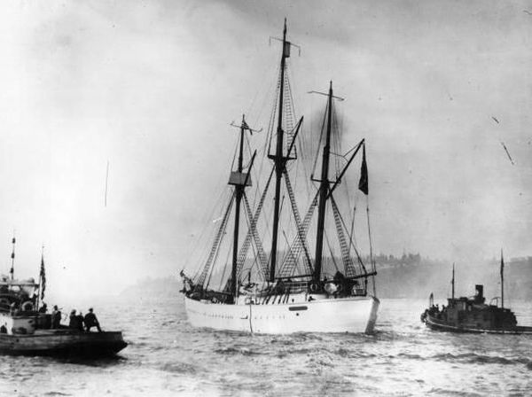 Perjalanan Panjang Mencapai Kutub Utara Kapal Roald Amundsen
