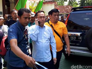 Usai Dijemput Bareskrim, Bos Pasar Turi Dijebloskan Rutan Medaeng Usai Dijemput Bareskrim, Bos Pasar Turi Dijebloskan Rutan Medaeng