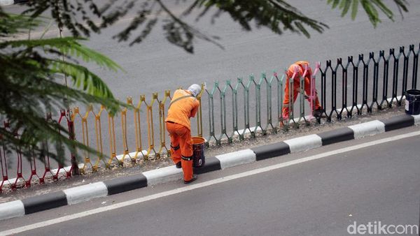 Warna-warni Pagar Pembatas di Jalan Dr Sutomo Jakarta