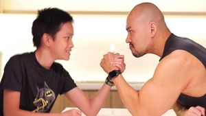 Intip Gaya Olahraga Azka Corbuzier, Mau Saingi Ayahnya Nih?