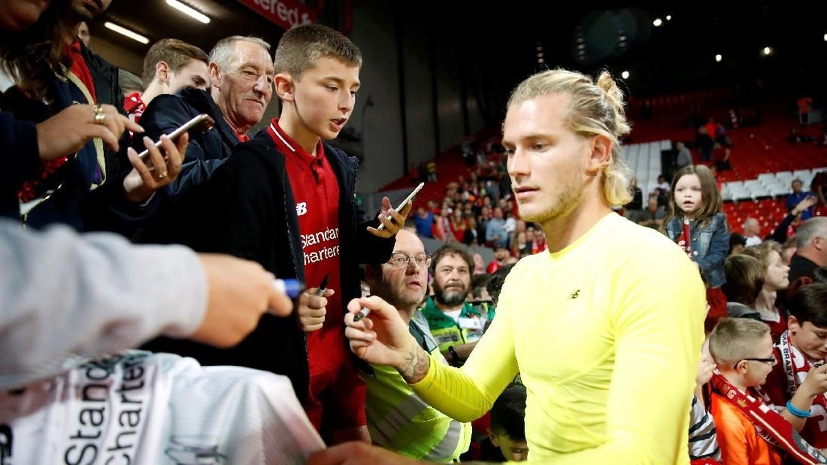 Loris Karius melayani permintaan fans di akhir laga Liverpool vs Torino (Carl Recine/Reuters)