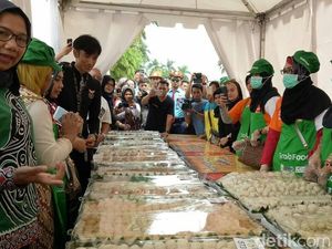 Makan 18.818 Pempek Gratis di Palembang Pecahkan Rekor MURI