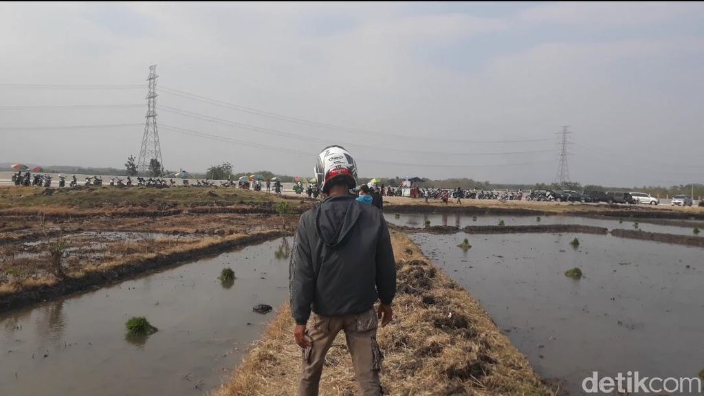 Semakin Heboh, Lokasi Semburan Air Berpasir Terus Didatangi Warga Semakin Heboh, Lokasi Semburan Air Berpasir Terus Didatangi Warga