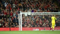 Setelah jadi bahan tertawaan dalam beberapa waktu terakhir, Karius mendapatkan dukungan besar dari suporter Liverpool pada laga ini. Foto: Jan Kruger/Getty Images