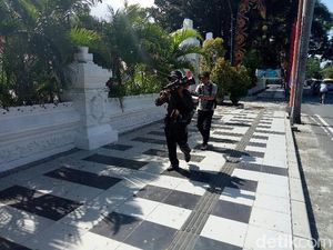 Jalan Kaki Banyuwangi-Surabaya, Cara Mujiono Peringati HUT ke 73 RI Jalan Kaki Banyuwangi-Surabaya, Cara Mujiono Peringati HUT ke 73 RI