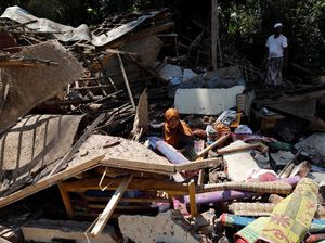 Rumah Hancur dan Jalan Terbelah di Kayangan, Lombok Utara