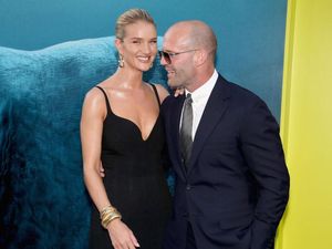 Jason Statham dan Rosie Huntington-Whiteley Mesra Banget di Red Carpet