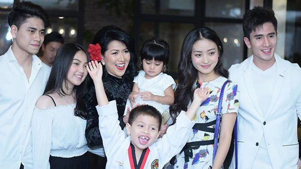 Gaya Dua Calon Mantu Venna Melinda