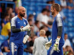 Siapakah di antara keduanya yang bakal jadi kiper inti Chelsea musim ini, Rob Green atau Willy Caballero? Kalau ditanya ke fans Chelsea, mungkin tidak keduanya. Chelsea kini tengah mencari kiper nomor satu baru karena Thibaut Courtois akan pergi. (John Sibley/Reuters)