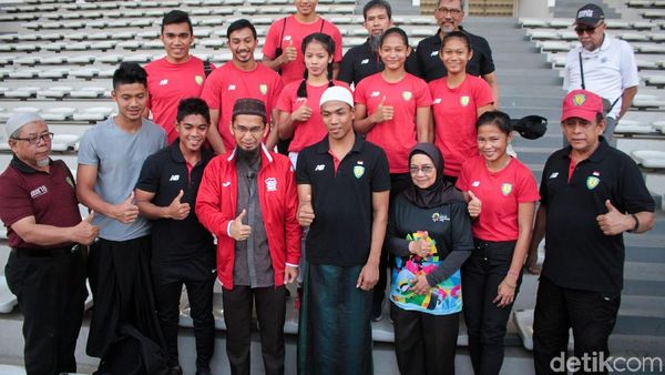 Ketika Lalu M Zohri Berkopiah Putih
