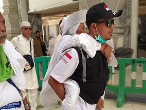 Petugas Bopong Jemaah Osteoporosis yang Kelelahan Setelah Tawaf Petugas Bopong Jemaah Osteoporosis yang Kelelahan Setelah Tawaf